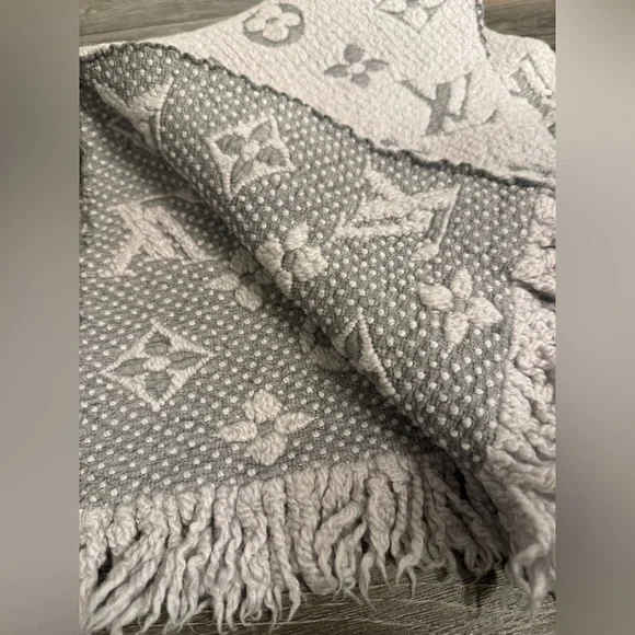 Louis‎ Vuitton Gray Logomania Printed Scarf - Picture 3 of 5